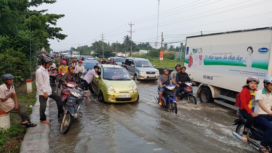 Triều cường tiếp tục dâng lên cao, nhiều nơi bị ngập sâu ảnh 4