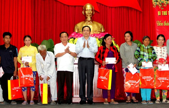Chủ tịch Ủy ban Trung ương MTTQ Việt Nam trao quà cho hộ nghèo tại TP Cần Thơ ảnh 1