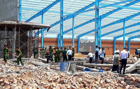 Hé lộ nguyên nhân sập bức tường khiến 6 công nhân chết ở Vĩnh Long ảnh 1