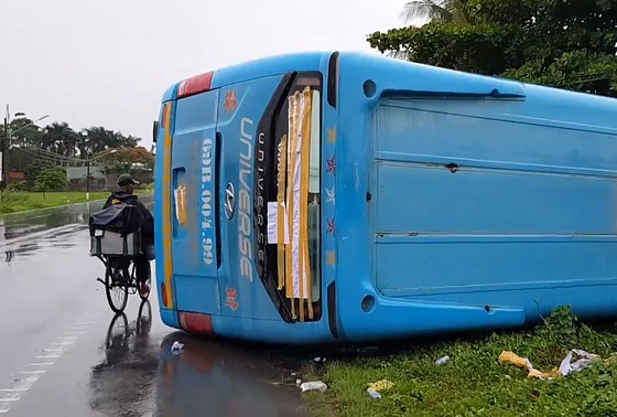 Xe khách lật trên Quốc lộ, nhiều hành khách la hét hoảng loạn ảnh 1