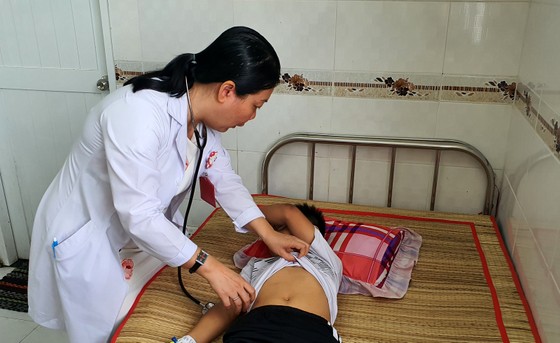 Mẹ và 4 con nhỏ ngộ độc thuốc diệt cỏ ảnh 1