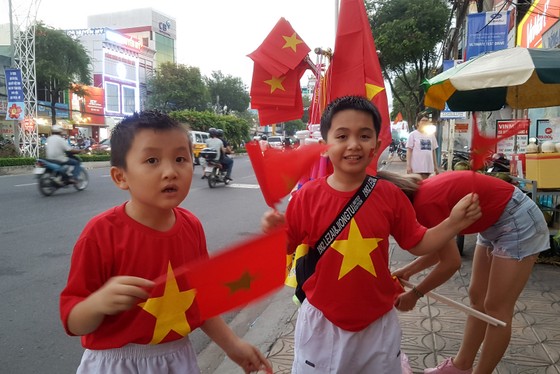 Tây Đô tưng bừng trước giờ bóng lăn ảnh 1