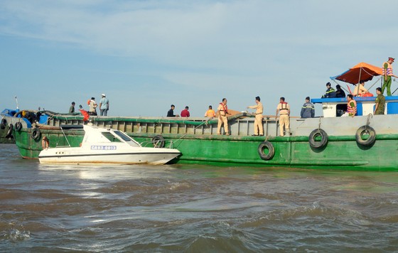 Tìm được thi thể 2 cháu bé trong vụ lật sà lan trên sông Hậu ảnh 1