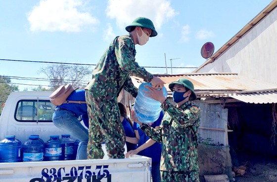 Bộ đội Biên phòng mang nước ngọt tới vùng hạn mặn ven biển ảnh 1