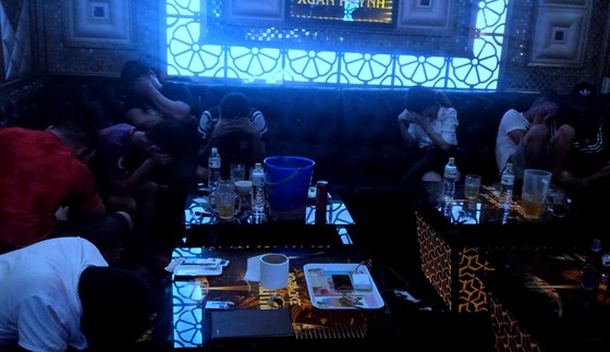 Bắt quả tang 41 nam nữ sử dụng ma túy tại quán karaoke ảnh 1