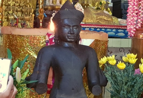 Tuyên truyền người dân không mê tín dị đoan 'bức tượng lạ' vừa được phát hiện ảnh 2