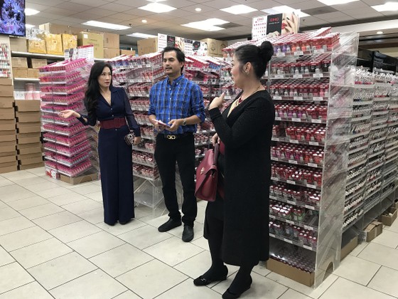 Nghề làm nail của người Việt lên phim ảnh 1