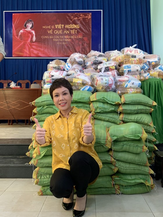 Việt Hương mang Tết sớm đến cho bà con nghèo ảnh 2