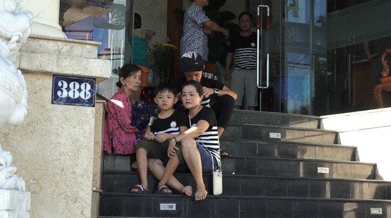 Mất điện đột ngột, 2 người mắc kẹt trong thang máy ảnh 1