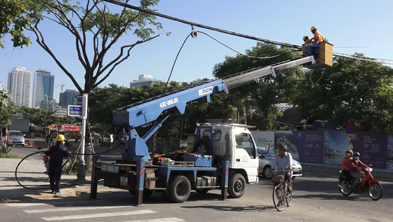 Mất điện đột ngột, 2 người mắc kẹt trong thang máy ảnh 2