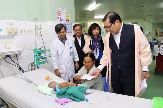 Lãnh đạo TP Đà Nẵng đi thăm và chúc tết các đơn vị "trực chiến" đêm giao thừa ảnh 4
