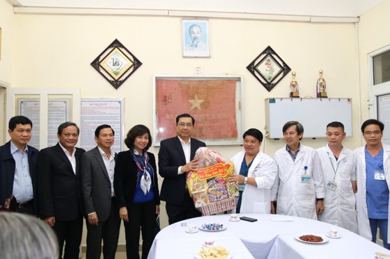 Lãnh đạo TP Đà Nẵng đi thăm và chúc tết các đơn vị "trực chiến" đêm giao thừa ảnh 7