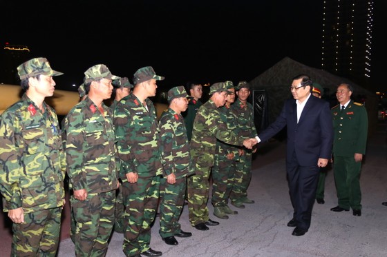Lãnh đạo TP Đà Nẵng đi thăm và chúc tết các đơn vị "trực chiến" đêm giao thừa ảnh 6