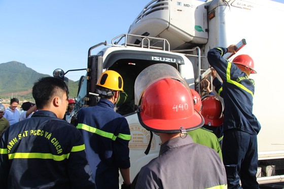 Tông rào chắn công trình, xe tải nhẹ bị cây sắt đâm xuyên thấu, lái xe chết tại chỗ ảnh 3
