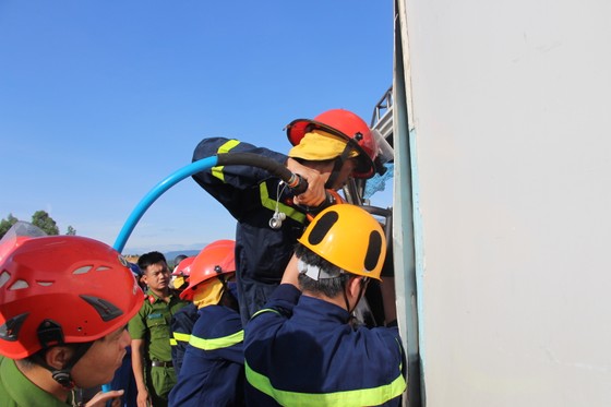 Tông rào chắn công trình, xe tải nhẹ bị cây sắt đâm xuyên thấu, lái xe chết tại chỗ ảnh 4