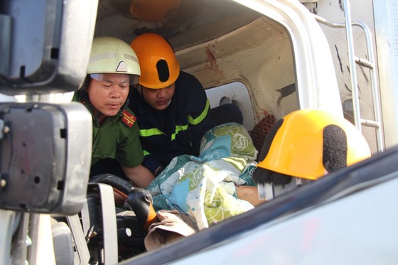 Tông rào chắn công trình, xe tải nhẹ bị cây sắt đâm xuyên thấu, lái xe chết tại chỗ ảnh 5