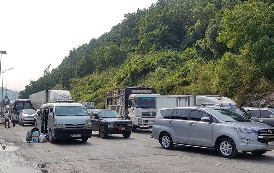 Xe khách và xe đầu kéo đấu đầu, 11 người bị thương ảnh 2