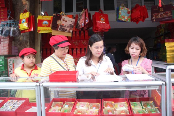 Ý thức tiêu dùng, khâu kiểm duyệt quan trọng trong đảm bảo ATTP mùa Trung Thu ảnh 1