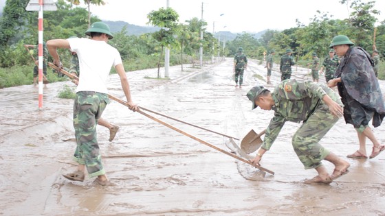 Lũ rút người dân Quảng Trị khẩn trước khắc phục hậu quả ảnh 3