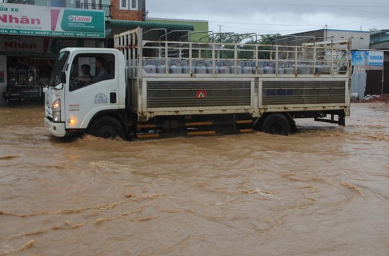 Quốc lộ 20 ngập sâu, tắc đường 5km ảnh 2
