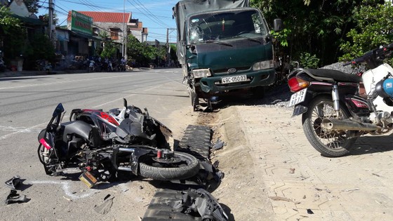 Ô tô gây tai nạn liên hoàn khiến 3 người thương vong ảnh 1