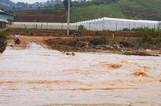 Một người bị lũ cuốn mất tích khi cố di chuyển qua đập tràn ảnh 1