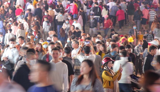 Biển người kéo về khu trung tâm Đà Lạt ảnh 6