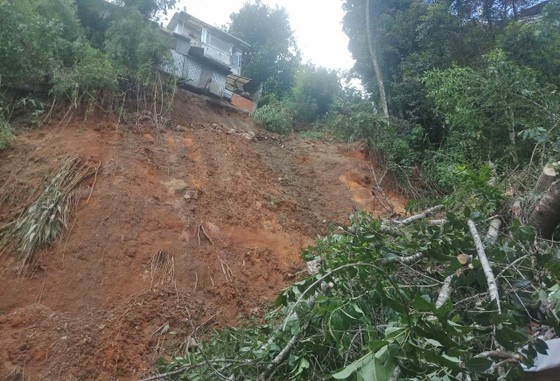 Đà Lạt: Di dời người dân sau mưa lớn gây sạt lở đất ảnh 2