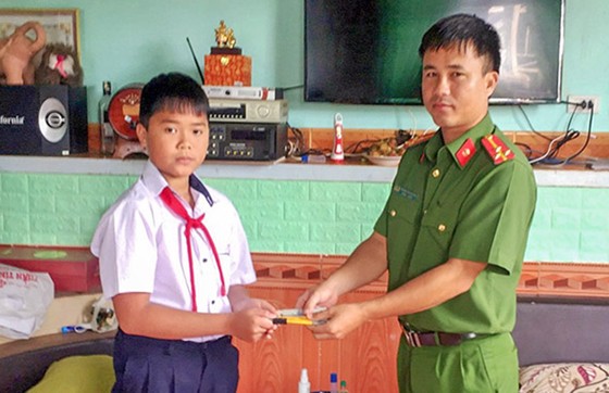 Học sinh nhặt được tiền, tìm người đánh rơi trả lại ảnh 1