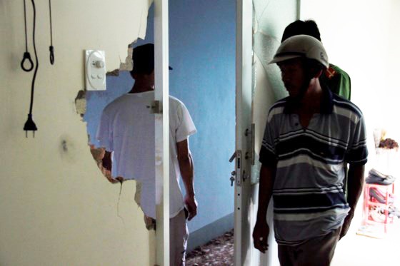 Tiếng nổ lớn phát ra từ bầu trời, 4 nhà dân bị hư hỏng ảnh 1