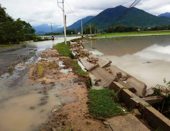 Nam Trung bộ ngập sâu, ứng phó với bão số 12 đang hướng vào đất liền ảnh 2