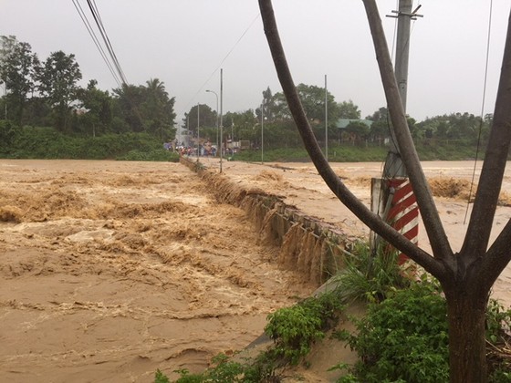 Vũng Tàu - Bến Tre mưa lớn, gió giật mạnh, Khánh Hòa - Ninh Thuận ngập lụt, đường sắt tê liệt ảnh 15