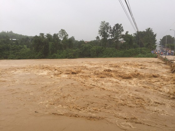 Vũng Tàu - Bến Tre mưa lớn, gió giật mạnh, Khánh Hòa - Ninh Thuận ngập lụt, đường sắt tê liệt ảnh 16