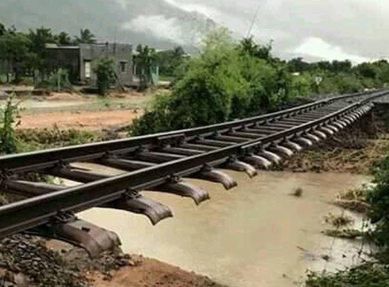 Vũng Tàu - Bến Tre mưa lớn, gió giật mạnh, Khánh Hòa - Ninh Thuận ngập lụt, đường sắt tê liệt ảnh 18