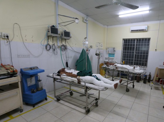 Thách thức tẩm xăng lúc ngồi nhậu, 6 thanh niên bỏng nặng ảnh 1