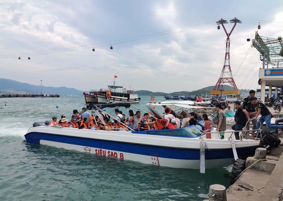 Nha Trang khách tăng đột biến vì “tranh thủ” đi tour trước bão ảnh 1