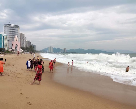 Nha Trang khách tăng đột biến vì “tranh thủ” đi tour trước bão ảnh 2