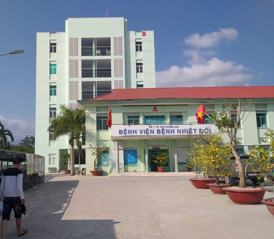 Một cô dâu được đưa đi cách ly trong ngày đón dâu ảnh 1