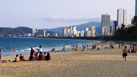 Người dân Nha Trang và du khách vẫn 'vô tư' tụ tập tắm biển ảnh 2