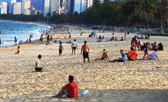 Người dân Nha Trang và du khách vẫn 'vô tư' tụ tập tắm biển ảnh 1