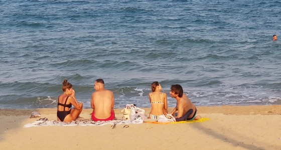 Người dân Nha Trang và du khách vẫn 'vô tư' tụ tập tắm biển ảnh 3