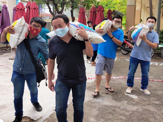 Phóng viên báo chí thường trú tại Khánh Hòa chung tay cùng ATM gạo ảnh 3