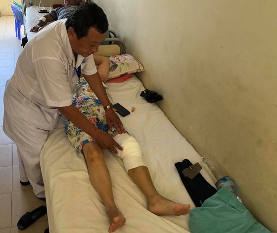 Đắp lá thuốc chữa bệnh, một phụ nữ nguy cơ tử vong ảnh 1