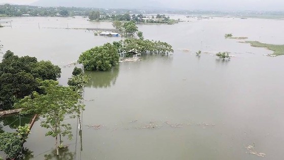 Sau 1 tuần, ngoại thành Hà Nội vẫn trắng xóa nước lũ ảnh 4