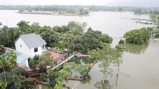 Sau 1 tuần, ngoại thành Hà Nội vẫn trắng xóa nước lũ ảnh 5