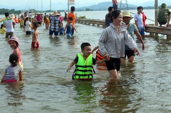 Sau 1 tuần, ngoại thành Hà Nội vẫn trắng xóa nước lũ ảnh 3