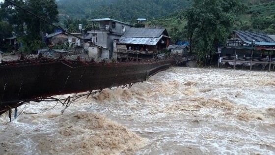 Bảo vệ các địa điểm thi an toàn dịp mưa lũ ảnh 1