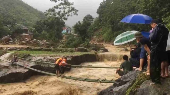 Ngoài khơi “chi chít” bão gió, Nam bộ mưa dông lốc ảnh 1