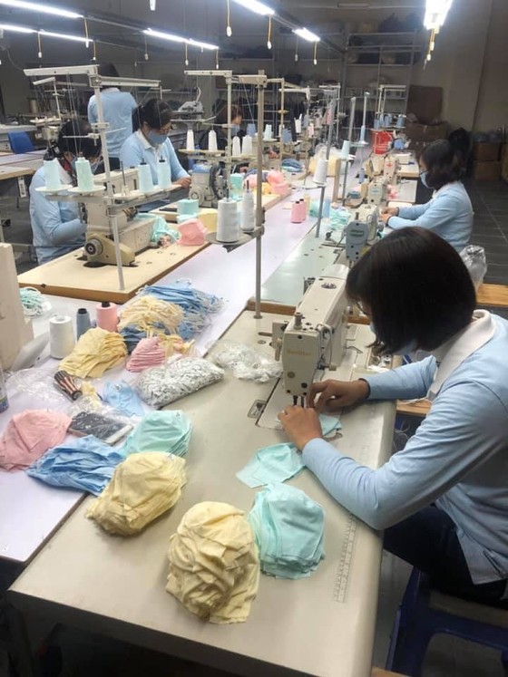 Bộ Công thương vào cuộc cùng doanh nghiệp sản xuất khẩu trang chống dịch ảnh 1