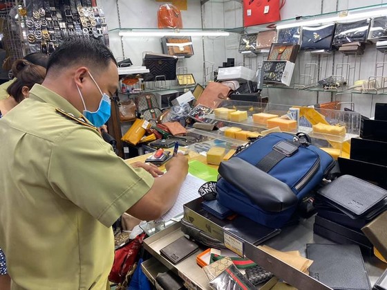 Thu giữ 1.500 đồng hồ, kính, ví... có dấu hiệu giả nhãn hiệu nổi tiếng tại chợ Bến Thành, Saigon Square ảnh 2